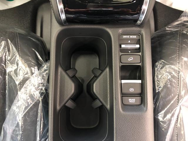 ヴェゼル ｅ：ＨＥＶ　Ｚ　登録済未使用車　衝突軽減ブレーキ　バックカメラ　クリアランスソナー　オートクルーズコントロール　レーンアシスト　衝突被害軽減システム　オートライト　ＬＥＤヘッドランプ　電動リアゲート　アルミホイール（20枚目）