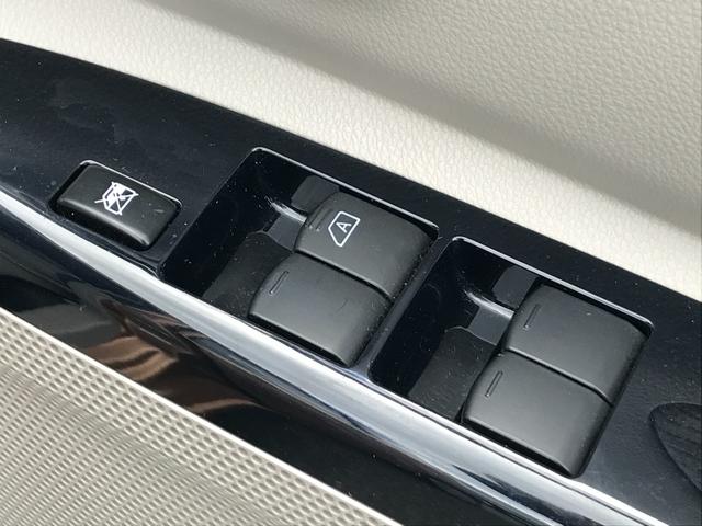 パワーウィンドウのスイッチですよ。運転席に居ながら窓を開け閉めのコントロールできますよ。