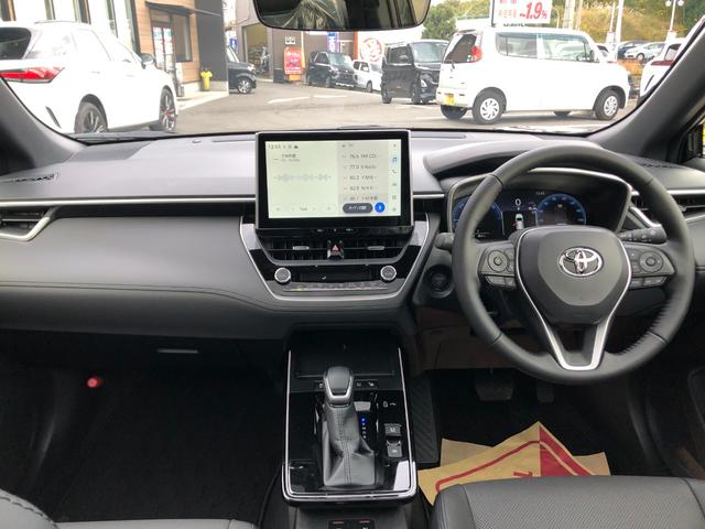 カローラクロス ハイブリッド　Ｚ　全周囲カメラ　クリアランスソナー　オートクルーズコントロール　レーンアシスト　パワーシート　パークアシスト　衝突被害軽減システム　サンルーフ　ＴＶ　オートマチックハイビーム　オートライト（4枚目）