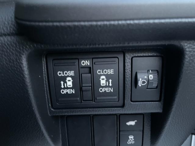 ステップワゴン スパーダ クリアランスソナー オートクルーズコントロール レーンアシスト 衝突被害軽減システム 両側電動スライドドア オートライト LEDヘッドランプ スマートキー 電動格納ミラー シートヒーター 3列シート(4枚目)