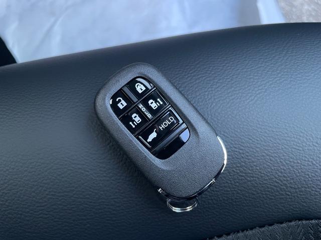 ステップワゴン スパーダ クリアランスソナー オートクルーズコントロール レーンアシスト 衝突被害軽減システム 両側電動スライドドア オートライト LEDヘッドランプ スマートキー 電動格納ミラー シートヒーター 3列シート(8枚目)