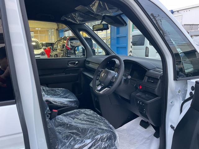 ステップワゴン スパーダ クリアランスソナー オートクルーズコントロール レーンアシスト 衝突被害軽減システム 両側電動スライドドア オートライト LEDヘッドランプ スマートキー 電動格納ミラー シートヒーター 3列シート(27枚目)