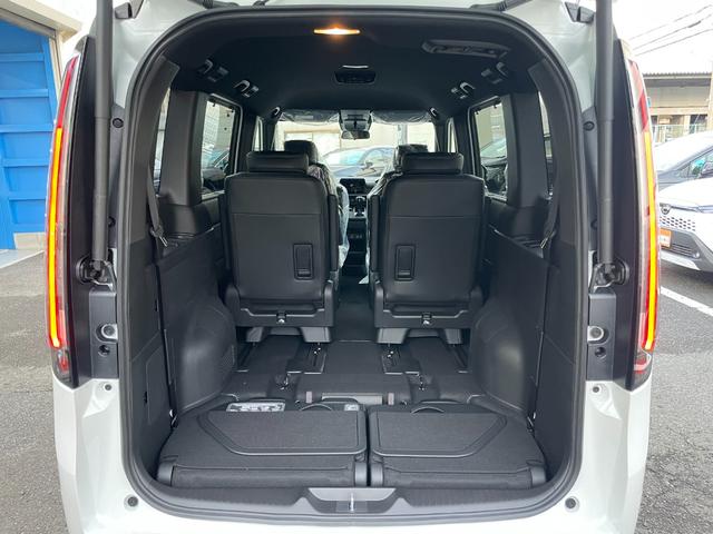 ステップワゴン スパーダ クリアランスソナー オートクルーズコントロール レーンアシスト 衝突被害軽減システム 両側電動スライドドア オートライト LEDヘッドランプ スマートキー 電動格納ミラー シートヒーター 3列シート(30枚目)