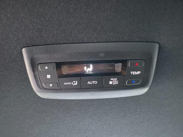 ステップワゴン スパーダ クリアランスソナー オートクルーズコントロール レーンアシスト 衝突被害軽減システム 両側電動スライドドア オートライト LEDヘッドランプ スマートキー 電動格納ミラー シートヒーター 3列シート(36枚目)