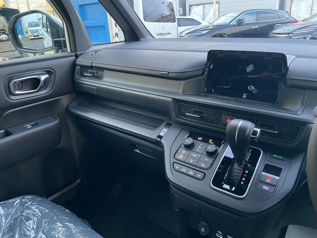 ステップワゴン スパーダ クリアランスソナー オートクルーズコントロール レーンアシスト 衝突被害軽減システム 両側電動スライドドア オートライト LEDヘッドランプ スマートキー 電動格納ミラー シートヒーター 3列シート(44枚目)