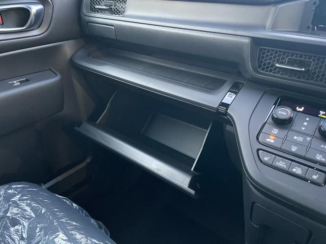 ステップワゴン スパーダ クリアランスソナー オートクルーズコントロール レーンアシスト 衝突被害軽減システム 両側電動スライドドア オートライト LEDヘッドランプ スマートキー 電動格納ミラー シートヒーター 3列シート(46枚目)