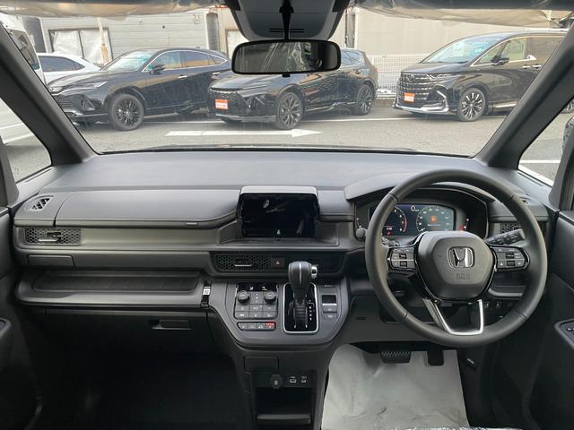 ステップワゴン スパーダ　クリアランスソナー　オートクルーズコントロール　レーンアシスト　衝突被害軽減システム　両側電動スライドドア　オートライト　ＬＥＤヘッドランプ　電動リアゲート　スマートキー　シートヒーター　３列シート（5枚目）