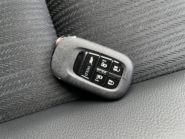 ステップワゴン スパーダ　クリアランスソナー　オートクルーズコントロール　レーンアシスト　衝突被害軽減システム　両側電動スライドドア　オートライト　ＬＥＤヘッドランプ　電動リアゲート　スマートキー　シートヒーター　３列シート（11枚目）