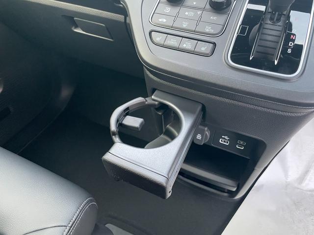 ステップワゴン スパーダ　クリアランスソナー　オートクルーズコントロール　レーンアシスト　衝突被害軽減システム　両側電動スライドドア　オートライト　ＬＥＤヘッドランプ　電動リアゲート　スマートキー　シートヒーター　３列シート（42枚目）