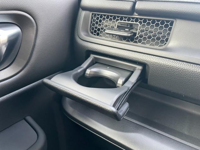 ステップワゴン スパーダ　クリアランスソナー　オートクルーズコントロール　レーンアシスト　衝突被害軽減システム　両側電動スライドドア　オートライト　ＬＥＤヘッドランプ　電動リアゲート　スマートキー　シートヒーター　３列シート（47枚目）