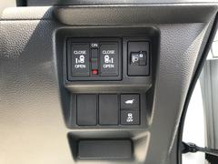 両側電動スライドドア装備！運転席よりボタン一つで開閉可能でございます。 5