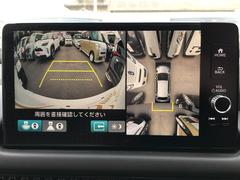 【全方位型モニター】クルマを上空から見下ろしているかのように、直感的に周囲の状況を把握できる全方位型モニター。狭い場所での駐車でも周囲が映像で確認できます。 5