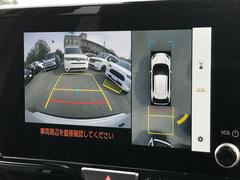 【全方位型モニター】クルマを上空から見下ろしているかのように、直感的に周囲の状況を把握できる全方位型モニター。狭い場所での駐車でも周囲が映像で確認できます。 3