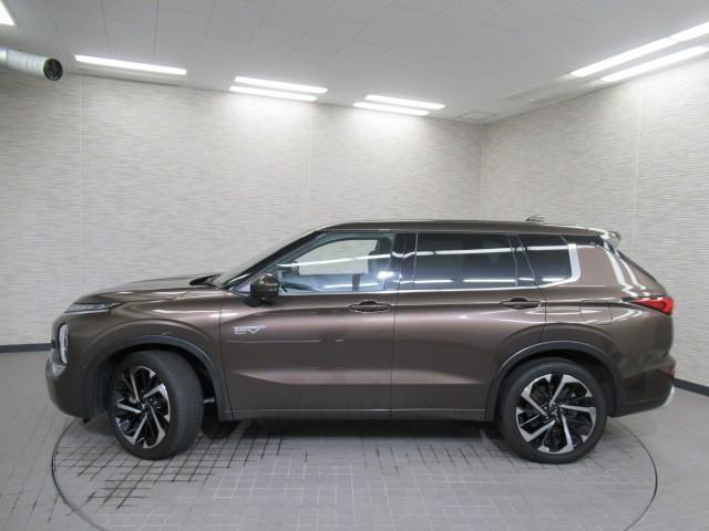 アウトランダーＰＨＥＶ Ｐ　横滑り防止　ワンオーナ　デュアルエアコン　１００Ｖ　ＥＴＣ車載器　フルセグＴＶ　パワーシート　ＬＥＤヘッドライト　４ＷＤ　メモリーナビ　ＡＢＳ　Ｂカメ　アルミ　オートクルーズコントロール　キーレス（3枚目）