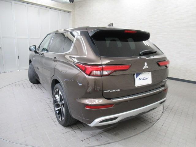 アウトランダーＰＨＥＶ Ｐ　横滑り防止　ワンオーナ　デュアルエアコン　１００Ｖ　ＥＴＣ車載器　フルセグＴＶ　パワーシート　ＬＥＤヘッドライト　４ＷＤ　メモリーナビ　ＡＢＳ　Ｂカメ　アルミ　オートクルーズコントロール　キーレス（4枚目）