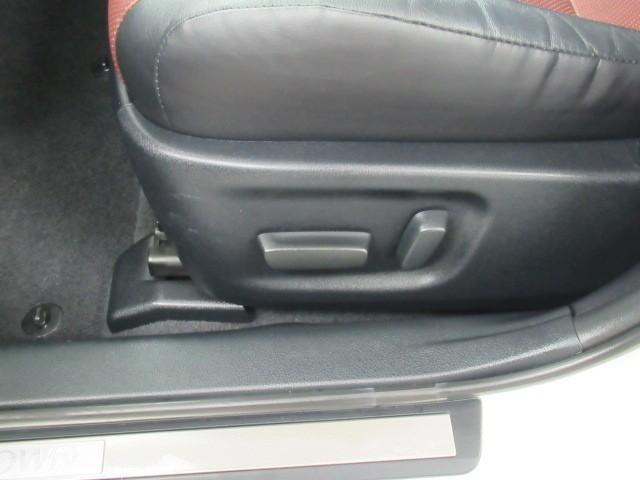 クラウンハイブリッド アスリートS ブラックスタイル キーレスエントリー 横滑り防止 ナビTV オートクルーズ フルセグテレビ 本革 エアコン AW Bカメラ カーテンエアバッグ スマキー DVD再生 ワンオーナー ABS 盗難防止システム ETC車載器(29枚目)