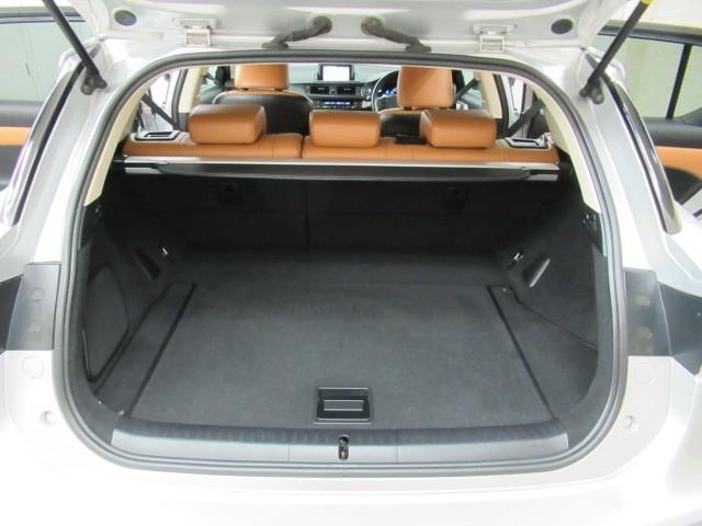 ＣＴ ＣＴ２００ｈ　バージョンＣ　ＴＶナビ　サイドエアバック　地デジＴＶ　バックガイドモニター　アルミ　キーレスエントリー　ＥＳＣ　ＥＴＣ付き　ＡＵＴＯエアコン　エアバック　クルーズコントロール付　Ｐシート　パワーウインドウ　スマキー（29枚目）