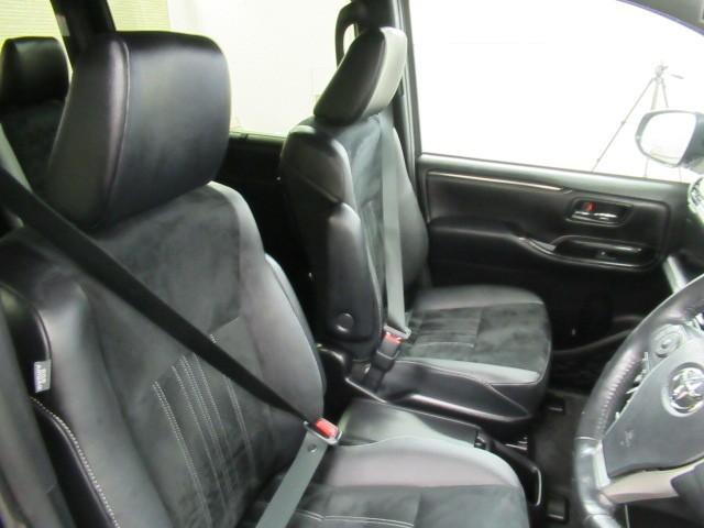 エスクァイア Gi プレミアムパッケージ ブラックテーラード 衝突軽減 盗難防止システム 3列 スマキー DVD再生 LEDライト キーフリー オートクルーズコントロール アイドリングストップ 横滑り防止機能 エアバッグ オートエアコン ABS ETC ナビTV(9枚目)