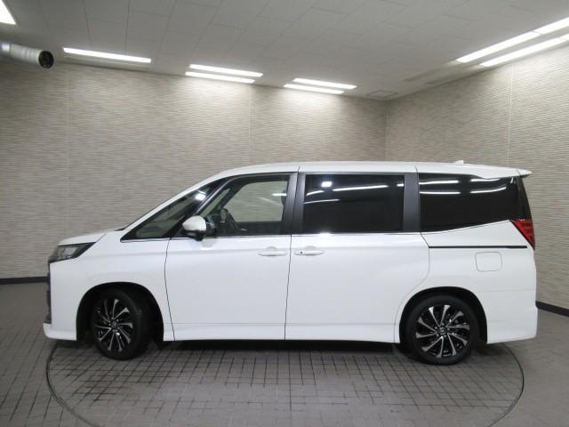 ノア S-Z アルミホイール デュアルエアコン クルーズコントロール 盗難防止装置 LEDライト 両側自動ドア メモリーナビ キーレス 横滑り防止 ナビTV ワンオーナー 三列シート DVD再生 スマートキー(4枚目)