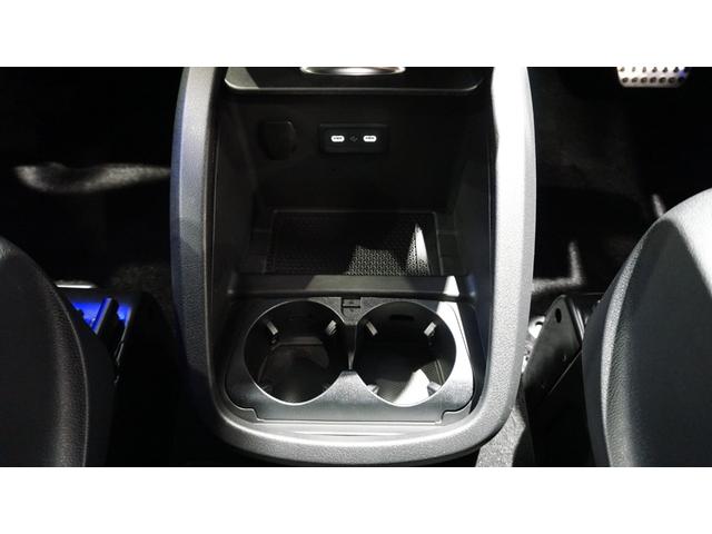 Vクラス V220dエクスクルーシブロングプラチナスイート エクスクルーシブシート(2列目)シートベンチレーター シートヒーター パノラミックスライディングルーフ Burmesterサラウンドシステム 360°カメラシステム AIRMATICサスペンション(33枚目)