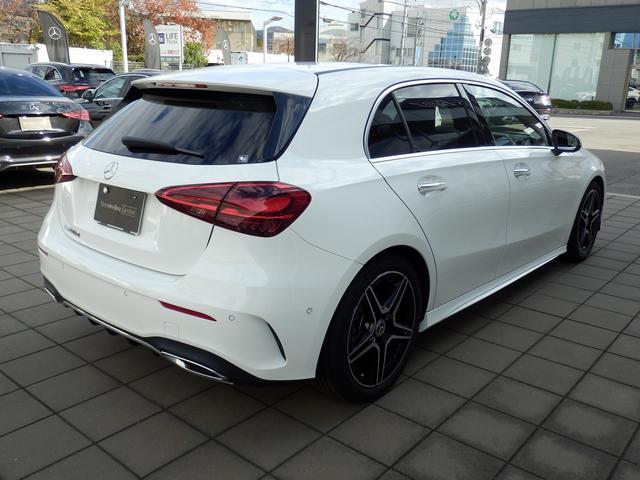 クリアランスソナーとは、車体に取り付けられた超音波センサーによって、低速走行時の車両と障害物の距離を検知し、障害物が接近するとブザー音や音声案内、距離表示ディスプレイなどで通知する機能のことです。