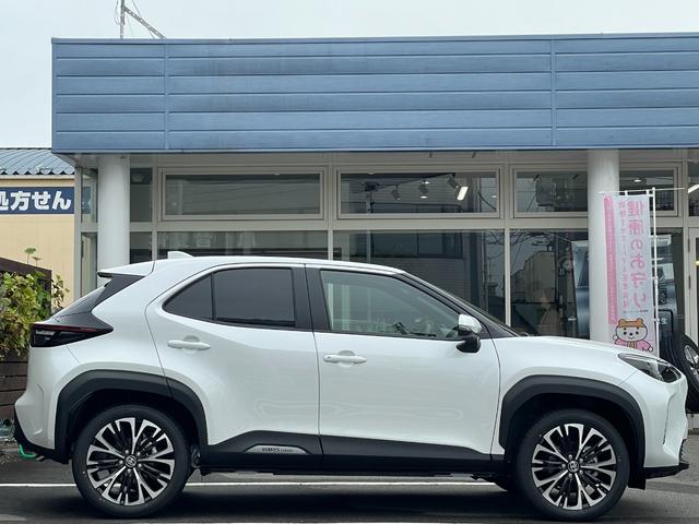 ヤリスクロス Ｚ　登録済未使用車　ハンズフリーパワーバックドア　８インチディスプレイオーディオＰＬＵＳ　フルセグＴＶ　車載ナビ　ＥＴＣ２．０　ＨＤＭＩ　パノラミックビューモニター　ＢＳＭ　シート＆ステアリングヒーター（18枚目）