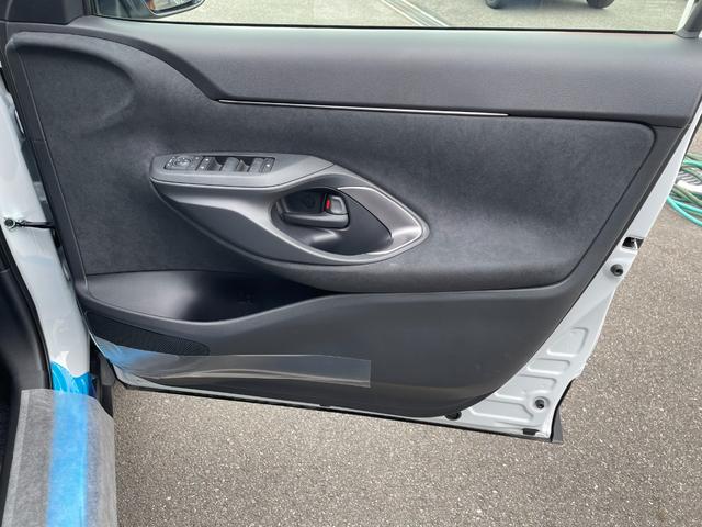 ヤリスクロス Ｚ　登録済未使用車　ハンズフリーパワーバックドア　８インチディスプレイオーディオＰＬＵＳ　フルセグＴＶ　車載ナビ　ＥＴＣ２．０　ＨＤＭＩ　パノラミックビューモニター　ＢＳＭ　シート＆ステアリングヒーター（26枚目）