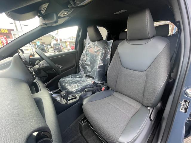 ヤリス ハイブリッドＺ　登録済未使用車　マッシブグレーｘブラック　トヨタチームメイト　アドバンストパーク　パノラミックビューモニター（床下透過表示）　パーキングサポートブレーキ　ブラインドスポットモニター　安心降車アシスト（11枚目）