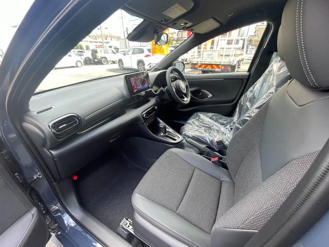 ヤリス ハイブリッドＺ　登録済未使用車　マッシブグレーｘブラック　トヨタチームメイト　アドバンストパーク　パノラミックビューモニター（床下透過表示）　パーキングサポートブレーキ　ブラインドスポットモニター　安心降車アシスト（46枚目）