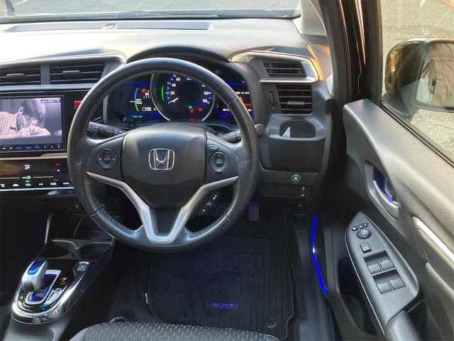 フィットハイブリッド Ｌパッケージ　ハイブリッド　ＥＴＣ　バックカメラ　ナビ　ＴＶ　オートクルーズコントロール　オートライト　ＬＥＤヘッドランプ　スマートキー　電動格納ミラー　ＡＴ　盗難防止システム　衝突安全ボディ　ＵＳＢ　ＡＢＳ（2枚目）