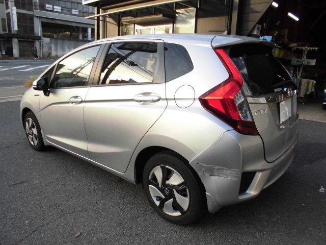 フィットハイブリッド Ｆパッケージ　ナビ　ＥＴＣ　プッシュスタート　フルフラット　安全ボディ　盗難警報装置　ＡＵＴＯエアコン　助手席エアバック　ＥＣＯＮ　ＡＢＳ付　横滑り防止システム　キーレスエントリー　運転席エアバック　パワーステアリング　パワーウィンドウ（7枚目）