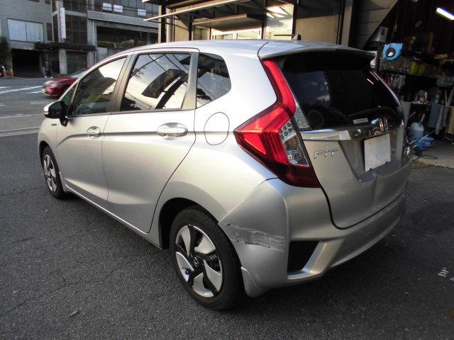 フィットハイブリッド Ｆパッケージ　ナビ　ＥＴＣ　プッシュスタート　フルフラット　安全ボディ　盗難警報装置　ＡＵＴＯエアコン　助手席エアバック　ＥＣＯＮ　ＡＢＳ付　横滑り防止システム　キーレスエントリー　運転席エアバック　パワーステアリング　パワーウィンドウ（8枚目）