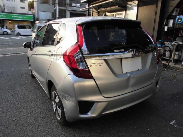 フィットハイブリッド Ｆパッケージ　ナビ　ＥＴＣ　プッシュスタート　フルフラット　安全ボディ　盗難警報装置　ＡＵＴＯエアコン　助手席エアバック　ＥＣＯＮ　ＡＢＳ付　横滑り防止システム　キーレスエントリー　運転席エアバック　パワーステアリング　パワーウィンドウ（10枚目）