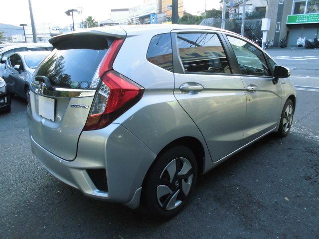 フィットハイブリッド Ｆパッケージ　ナビ　ＥＴＣ　プッシュスタート　フルフラット　安全ボディ　盗難警報装置　ＡＵＴＯエアコン　助手席エアバック　ＥＣＯＮ　ＡＢＳ付　横滑り防止システム　キーレスエントリー　運転席エアバック　パワーステアリング　パワーウィンドウ（15枚目）