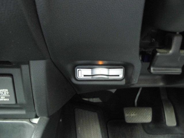 フィットハイブリッド Ｆパッケージ　ナビ　ＥＴＣ　プッシュスタート　フルフラット　安全ボディ　盗難警報装置　ＡＵＴＯエアコン　助手席エアバック　ＥＣＯＮ　ＡＢＳ付　横滑り防止システム　キーレスエントリー　運転席エアバック　パワーステアリング　パワーウィンドウ（33枚目）