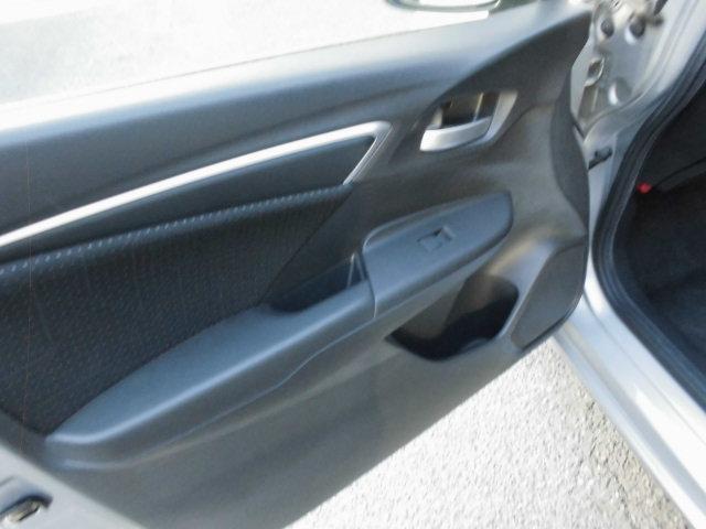 フィットハイブリッド Ｆパッケージ　ナビ　ＥＴＣ　プッシュスタート　フルフラット　安全ボディ　盗難警報装置　ＡＵＴＯエアコン　助手席エアバック　ＥＣＯＮ　ＡＢＳ付　横滑り防止システム　キーレスエントリー　運転席エアバック　パワーステアリング　パワーウィンドウ（41枚目）