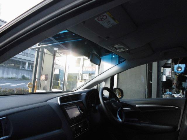 フィットハイブリッド Ｆパッケージ　ナビ　ＥＴＣ　プッシュスタート　フルフラット　安全ボディ　盗難警報装置　ＡＵＴＯエアコン　助手席エアバック　ＥＣＯＮ　ＡＢＳ付　横滑り防止システム　キーレスエントリー　運転席エアバック　パワーステアリング　パワーウィンドウ（42枚目）