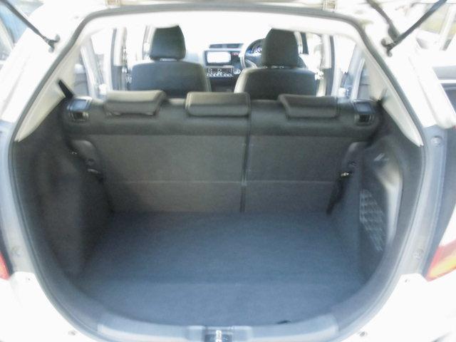 フィットハイブリッド Ｆパッケージ　ナビ　ＥＴＣ　プッシュスタート　フルフラット　安全ボディ　盗難警報装置　ＡＵＴＯエアコン　助手席エアバック　ＥＣＯＮ　ＡＢＳ付　横滑り防止システム　キーレスエントリー　運転席エアバック　パワーステアリング　パワーウィンドウ（49枚目）