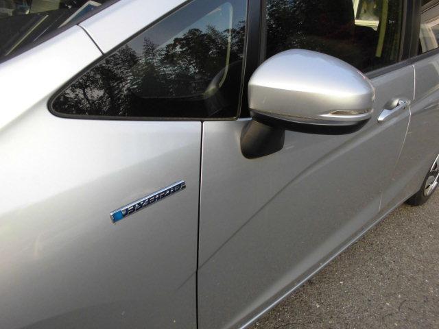 フィットハイブリッド Ｆパッケージ　ナビ　ＥＴＣ　プッシュスタート　フルフラット　安全ボディ　盗難警報装置　ＡＵＴＯエアコン　助手席エアバック　ＥＣＯＮ　ＡＢＳ付　横滑り防止システム　キーレスエントリー　運転席エアバック　パワーステアリング　パワーウィンドウ（55枚目）