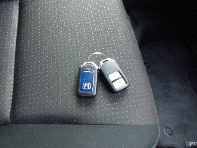 フィットハイブリッド Ｆパッケージ　ナビ　ＥＴＣ　プッシュスタート　フルフラット　安全ボディ　盗難警報装置　ＡＵＴＯエアコン　助手席エアバック　ＥＣＯＮ　ＡＢＳ付　横滑り防止システム　キーレスエントリー　運転席エアバック　パワーステアリング　パワーウィンドウ（61枚目）