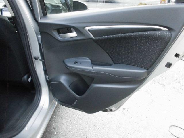 フィットハイブリッド Ｆパッケージ　ナビ　ＥＴＣ　プッシュスタート　フルフラット　安全ボディ　盗難警報装置　ＡＵＴＯエアコン　助手席エアバック　ＥＣＯＮ　ＡＢＳ付　横滑り防止システム　キーレスエントリー　運転席エアバック　パワーステアリング　パワーウィンドウ（62枚目）