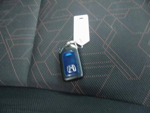 フィットハイブリッド Sパッケージ ナビ 地デジ プッシュスタート フルフラット VSA クルコン イモビライザー パワーウィンドウ スマキー Wエアバック パワステ エアバッグ AAC 衝突安全ボディ ABS アイドルストップ キーフリー LEDヘットライト(32枚目)