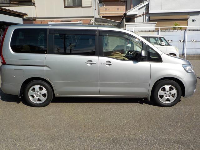 セレナ ２０Ｇ　両側パワースライドドア　禁煙車　８人乗り　アルミホイール　左オートステップ　ナビ　テレビ（9枚目）