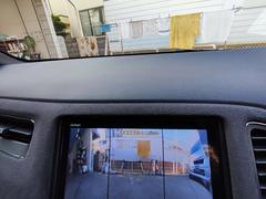 樹木やブロック塀などで左右の見通しが悪い場所、狭い路地や駐車場などでクルマの前方向の視界をサポートします。停車時、低速走行時に自動でカメラ映像の切り替えが可能。 4