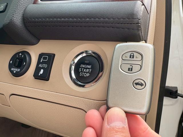 クラウン ロイヤルサルーン　ナビパッケージ　・ユーザー買取車・純正ナビ・地デジＴＶ・バックカメラ・ＥＴＣ・社外アルミ・車高調・ＴＲＤエアロ（4枚目）