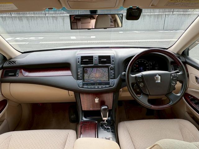 クラウン ロイヤルサルーン　ナビパッケージ　・ユーザー買取車・純正ナビ・地デジＴＶ・バックカメラ・ＥＴＣ・社外アルミ・車高調・ＴＲＤエアロ（5枚目）