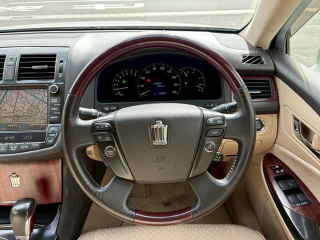 クラウン ロイヤルサルーン　ナビパッケージ　・ユーザー買取車・純正ナビ・地デジＴＶ・バックカメラ・ＥＴＣ・社外アルミ・車高調・ＴＲＤエアロ（6枚目）