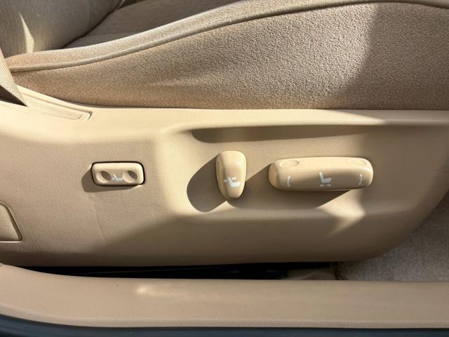 クラウン ロイヤルサルーン　ナビパッケージ　・ユーザー買取車・純正ナビ・地デジＴＶ・バックカメラ・ＥＴＣ・社外アルミ・車高調・ＴＲＤエアロ（26枚目）