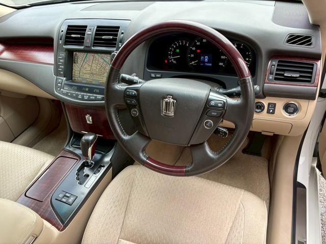 クラウン ロイヤルサルーン　ナビパッケージ　・ユーザー買取車・純正ナビ・地デジＴＶ・バックカメラ・ＥＴＣ・社外アルミ・車高調・ＴＲＤエアロ（27枚目）