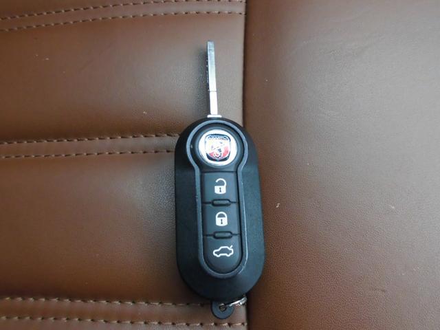 アバルト５９５ ツーリズモ　１オーナー　禁煙車　後期モデル　アイスホワイト　１６５ＰＳ　パドルシフト　ＴＦＴ液晶　純正１７ＡＷ　茶革　２ＤＩＮナビ　フルセグ　ＥＴＣ　アルミペダル（55枚目）